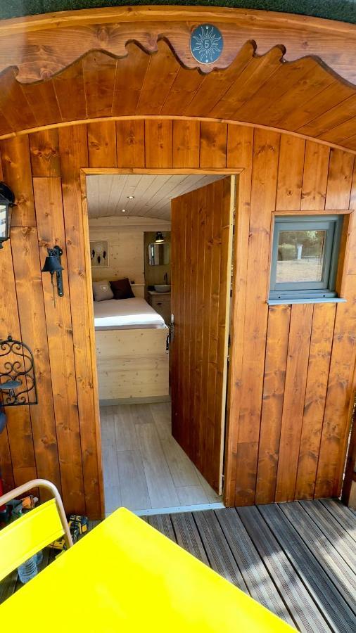 Superbe Roulotte De Charme Hotel Bagnols-en-Foret Exterior photo