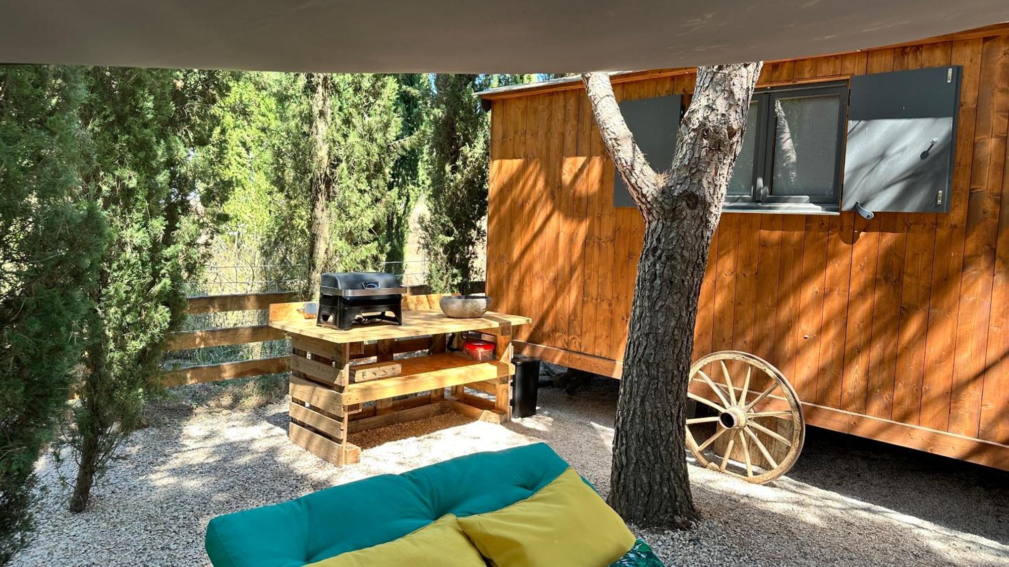 Superbe Roulotte De Charme Hotel Bagnols-en-Foret Exterior photo