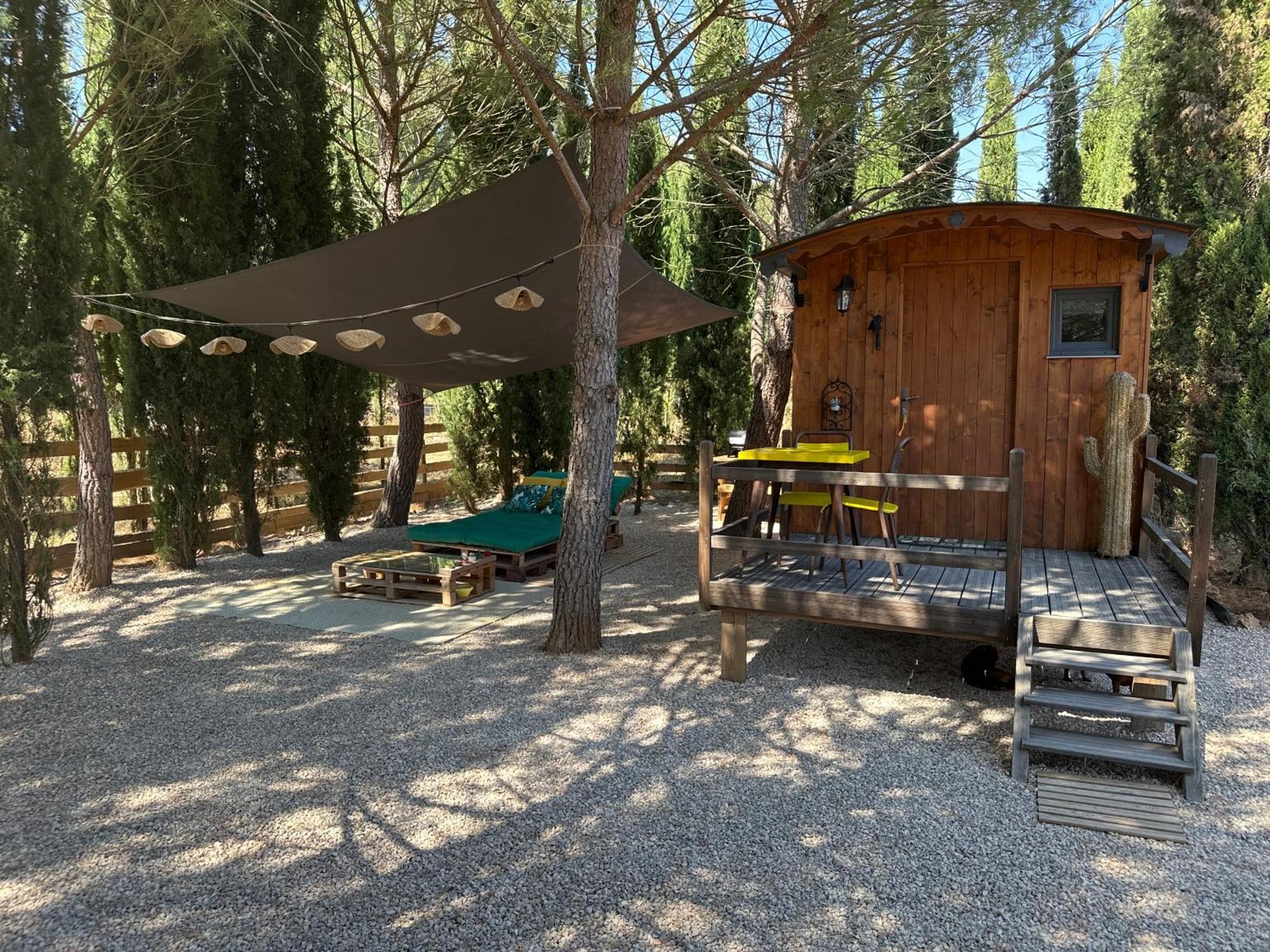 Superbe Roulotte De Charme Hotel Bagnols-en-Foret Exterior photo